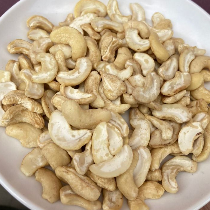 

Kacang Mede Belah Dua Mete Mentah ( WS = White Split)