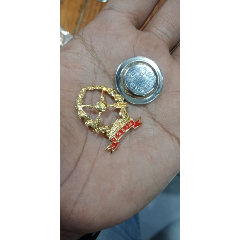 PIN CAKRA HAKIM MODEL BOLONG TULISAN MERAH MAGNET