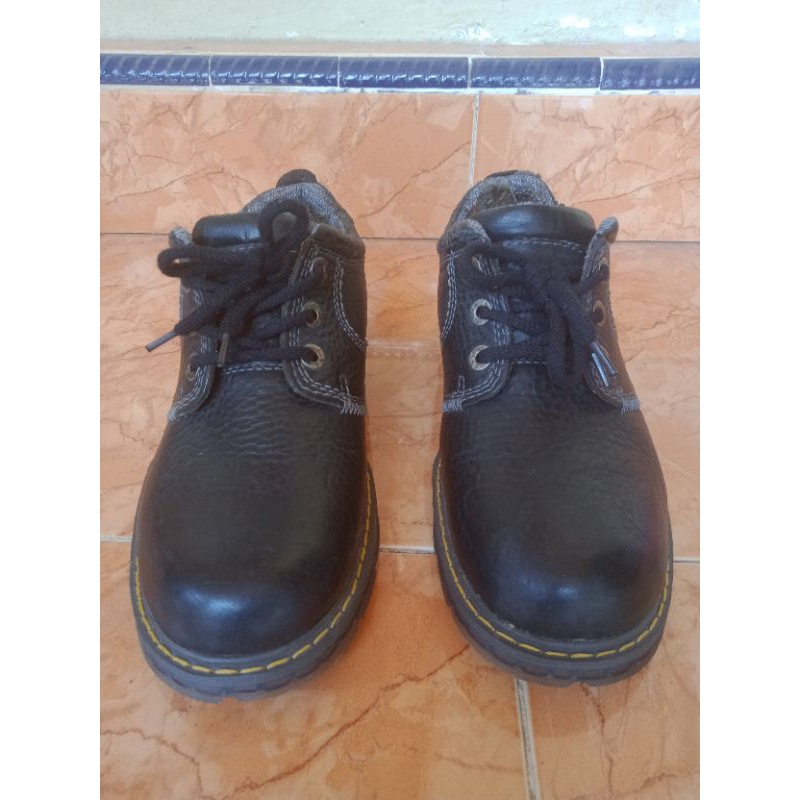 pantoefel Dr Martens kulit