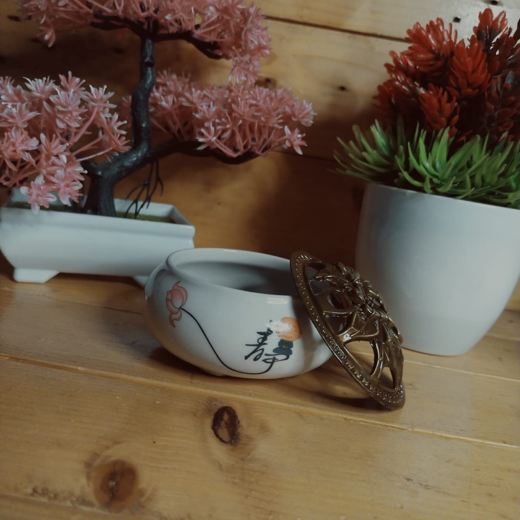 Tempat Dupa Kerucut Asap Bawah Motif Mangkuk