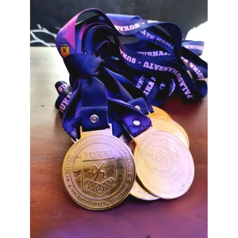 

Medali Custom Kuningan Murah Pita Lanyard dibantu Desain