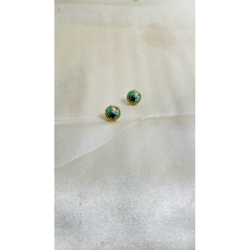 anting bulat mata hijau