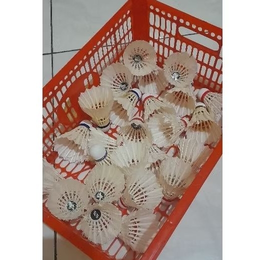 shuttlecock bekas buat drilling, kondisi masih bagus bagus 12 pcs merek campur grade A
