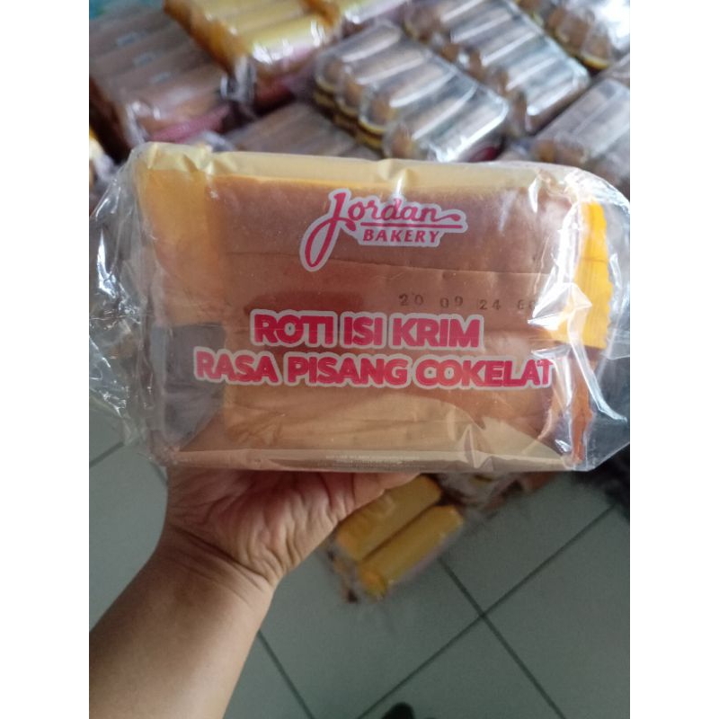 

roti/roti cream pisang coklat/roti krim coklat pisang Jordanbakery