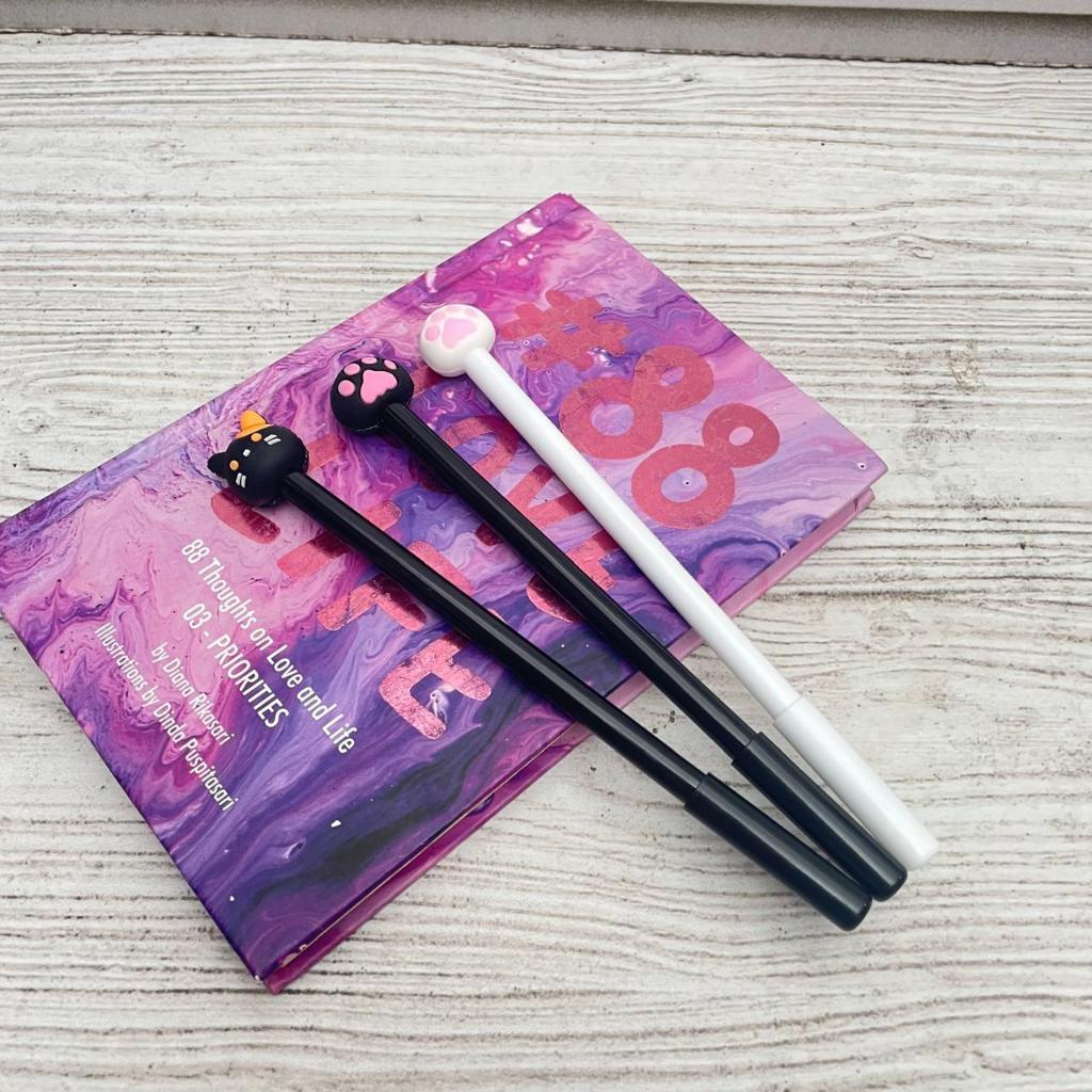 

TERSEDIA VARIAN 4 / 8 / 12 PCS PULPEN GEL CAT PAW PGK-1442 / BOLPEN PENA GEL TINTA HITAM / PEN GEL MURAH ALAT TULIS UNIK TERSEDIA 3 MOTIF BISA COD