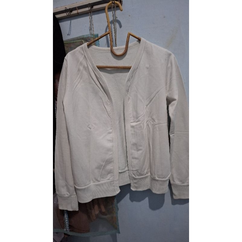Cardigan warna putih tulang