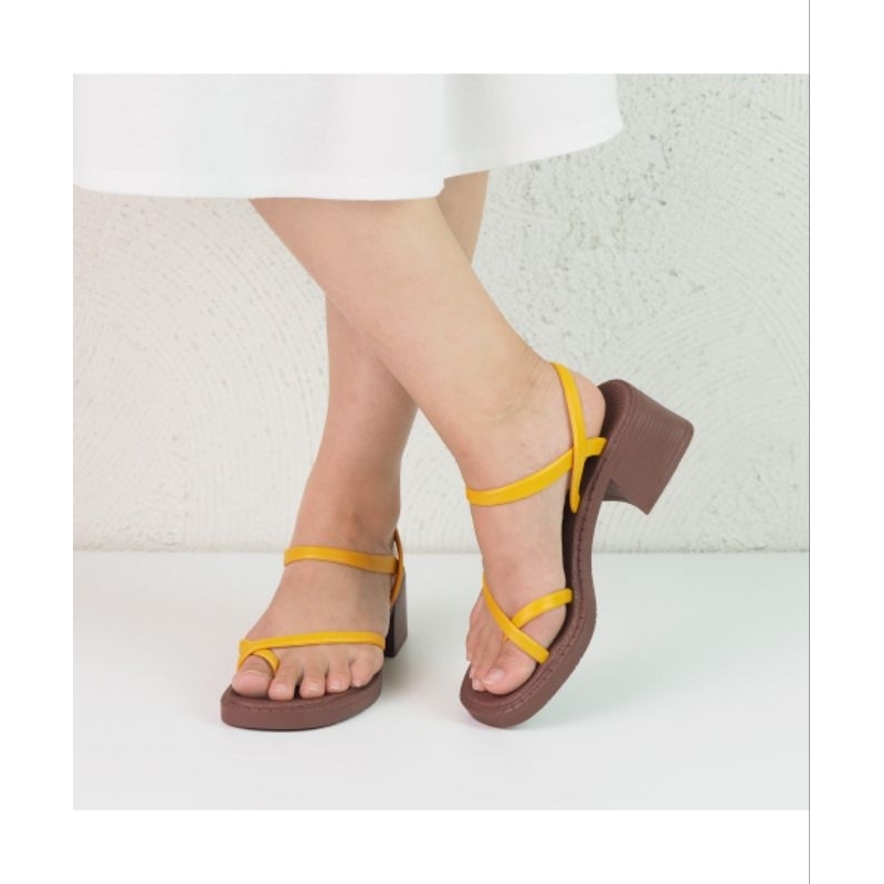 Eve Cider Sandal Wanita Dari bahan perpaduan karet dan plastik