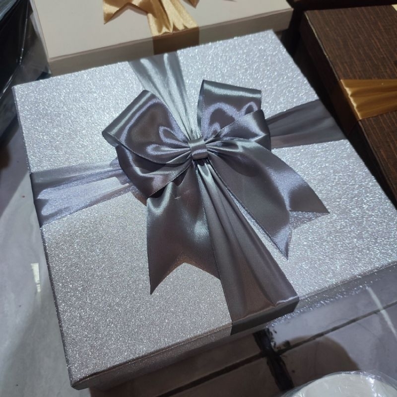 

HARDBOX KOTAK KADO 25x25x10cm muat Mukena