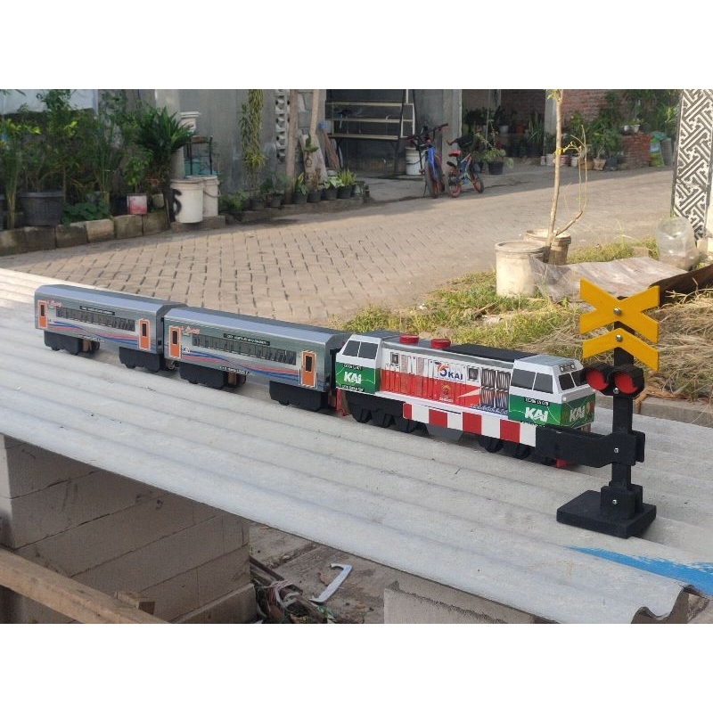 Lokomotif CC206 versi ketupat bedug +2gerbong+1 palangpintu - Miniatur Kereta Api Kayu