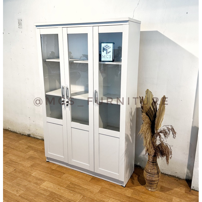 Lemari Display Tas Buku Kaca 3 Pintu Hiasan Buku Jumbo Mebel Furniture MCS Semarang