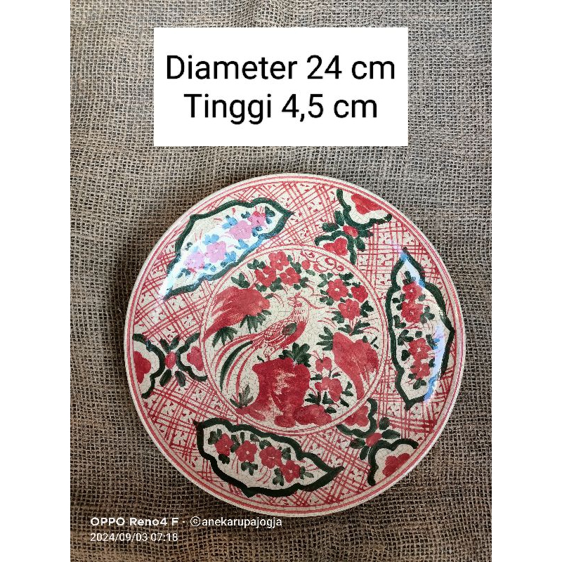 Piring keramik lukis motif burung warna merah untuk dekorasi hiasan dinding sudah di pasang kawat un