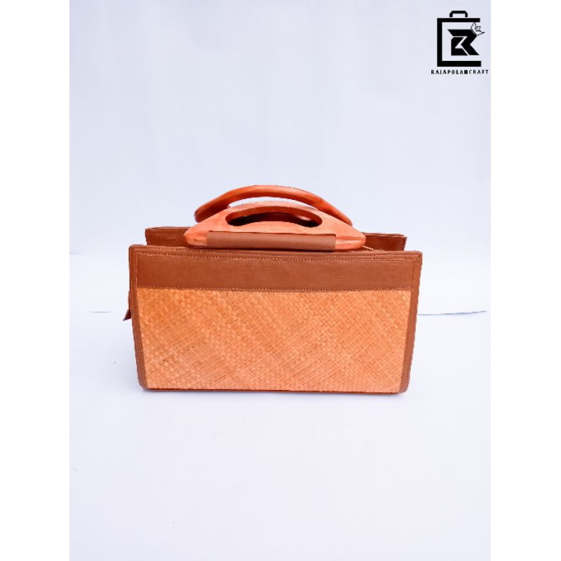 TAS SELEMPANG WANITA KOTAK HANDLE KAYU TAS ANYAMAN PANDAN TAS ETNIK BALI TAS WANITA TAS WANITA KEKIN