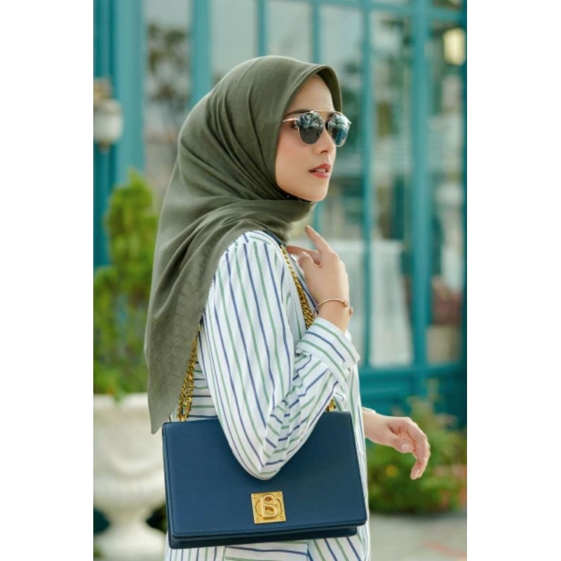 As Is Buttonscarves Tapis Embossed Kale