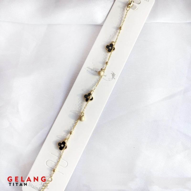 Gelang tangan rantai liontin clover bola pasir titanium fashion wanita