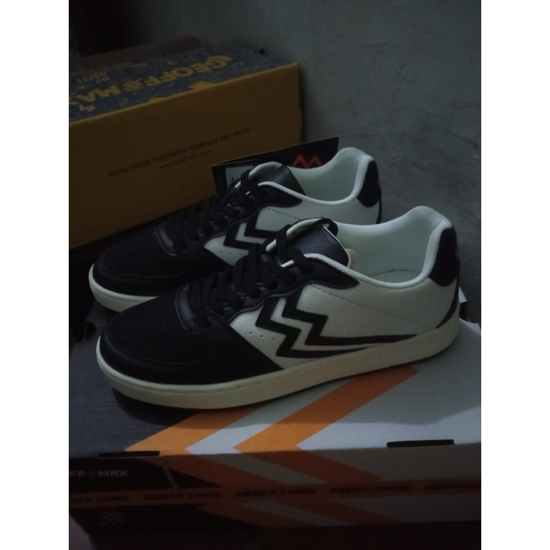 Sepatu Geoff Max