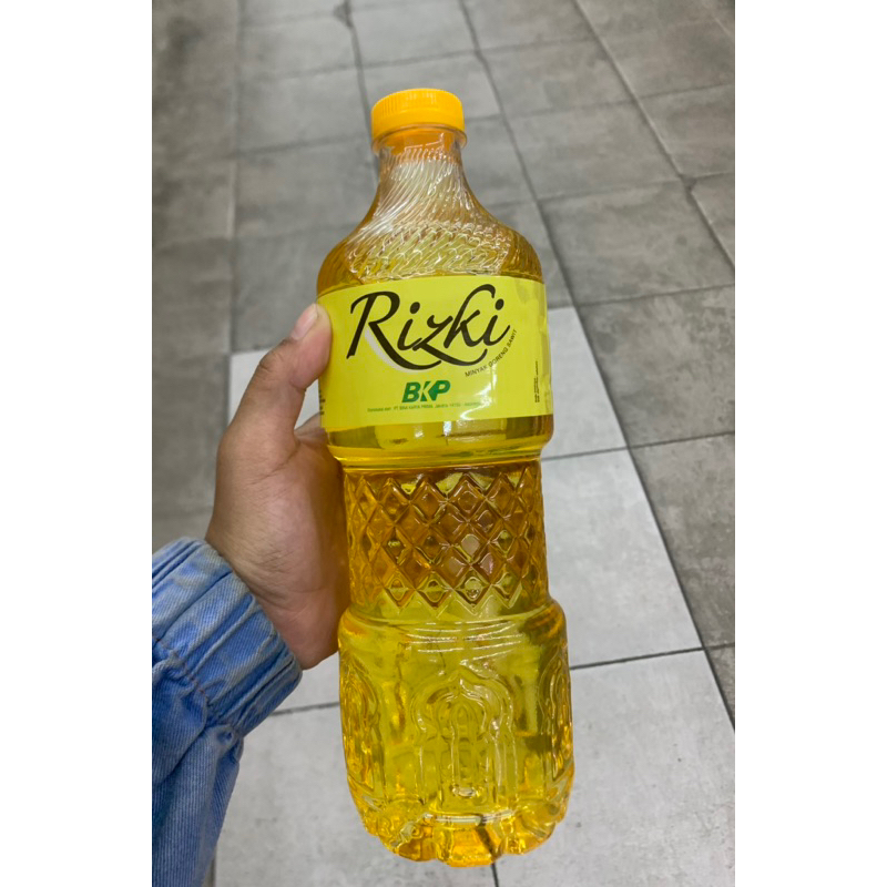 

Minyak goreng merk rizky 900ml (1 liter) kemasan botol ready stock untuk menggoreng makanan