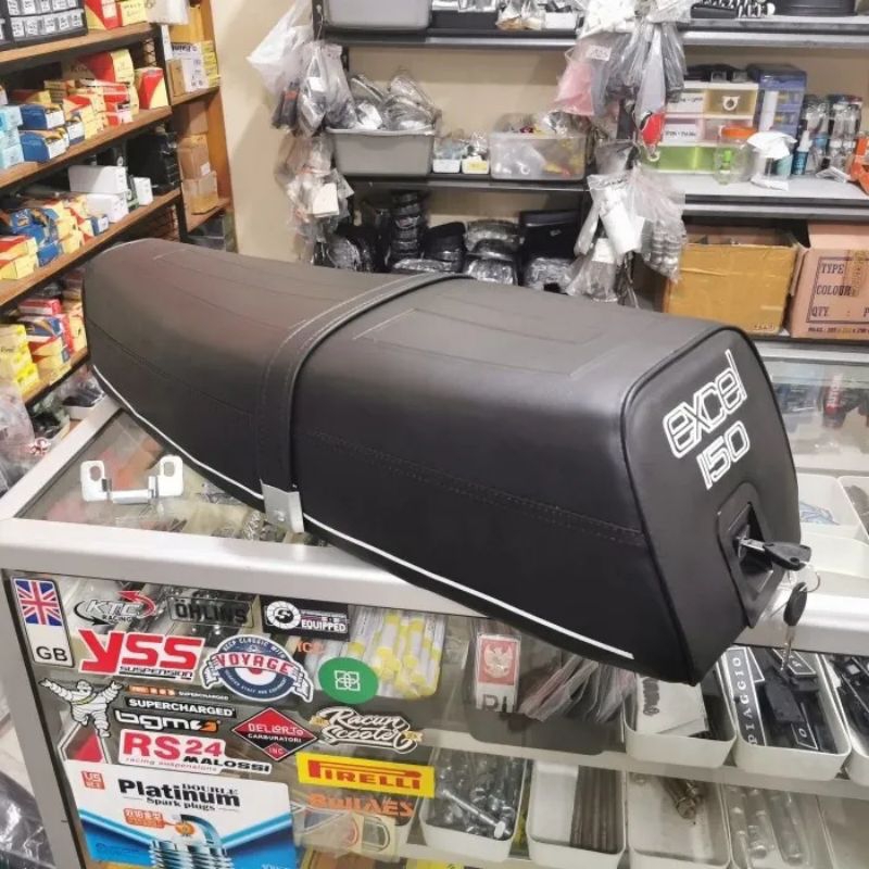 Jok Panjang Jok Vespa Excel 150 Pakai Kunci Original MG Jok Panjang Dan Bracket Pengait Jok Original