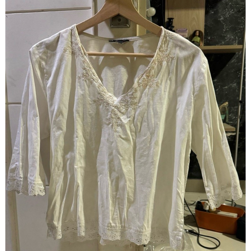 preloved - 3/4 embroidery white blouse