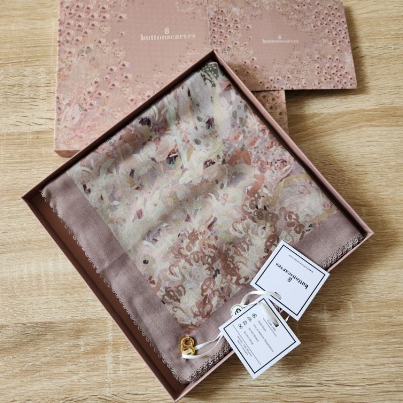 Buttonscarves Ederra series Milky