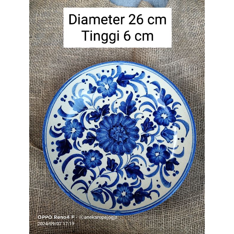 Piring keramik lukis motif bunga biru putih untuk dekorasi hiasan dinding sudah di pasang kawat untu