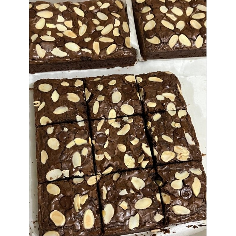 

BROWNIES PANGGANG ALMOND