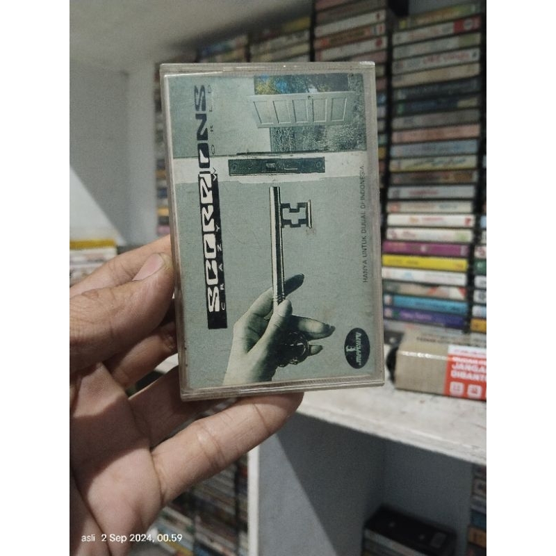 kaset pita scorpions / crazy world