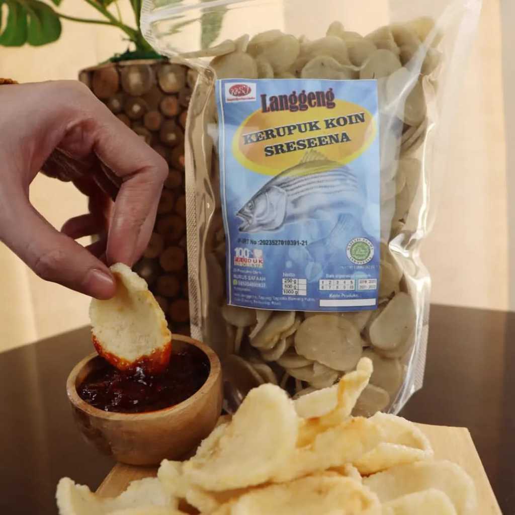 

Keripik ikan berbentuk koin-keripik mentah terbuat dari ikan pilihan terbaik