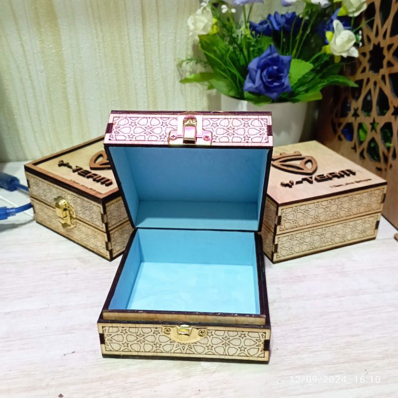 

Gift Box Mewah Grafir Batik 10 x 10 x 5,6 cm
