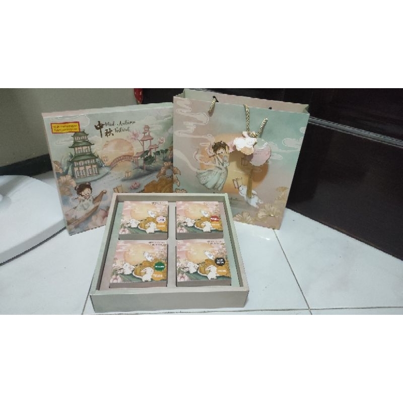 

Moon Series Mooncake With Egg Yolk Premium Moon Cake Hampers TERMURAH ENAK