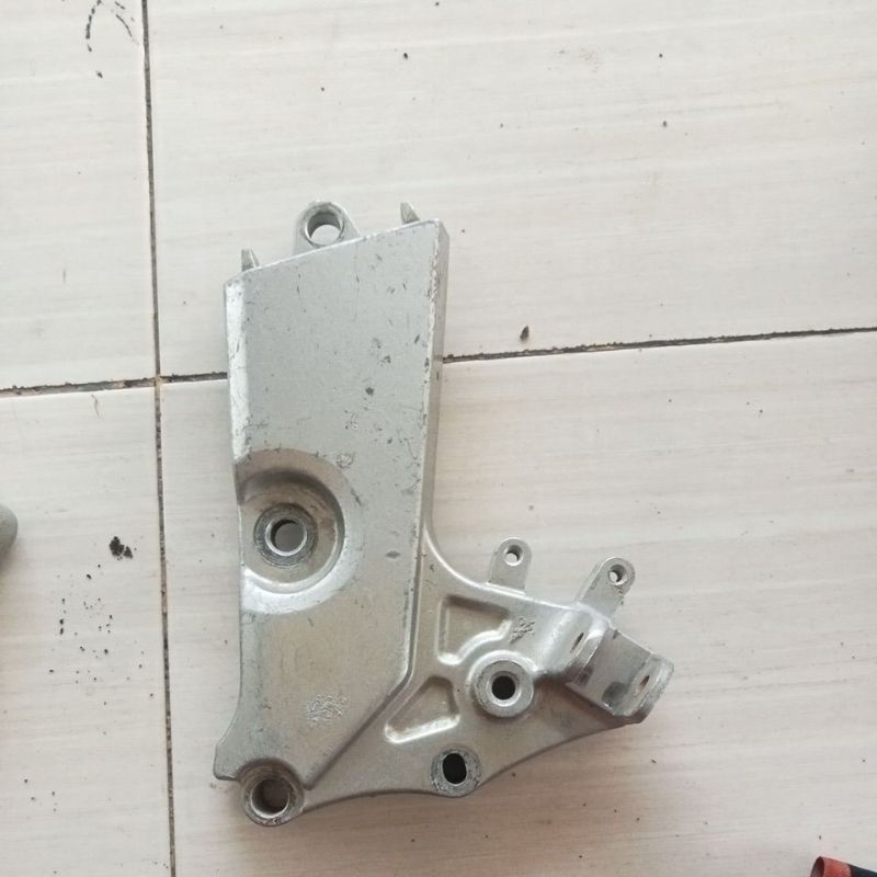 pijakan kaki yamaha byson sebelah kiri depan original copotan motor