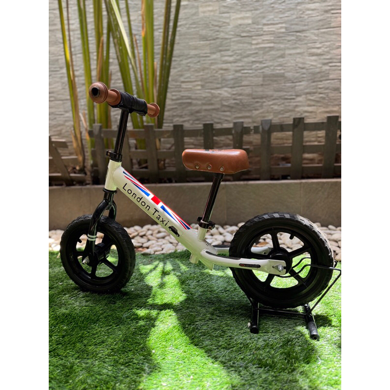 Preloved london taxi balance bike white