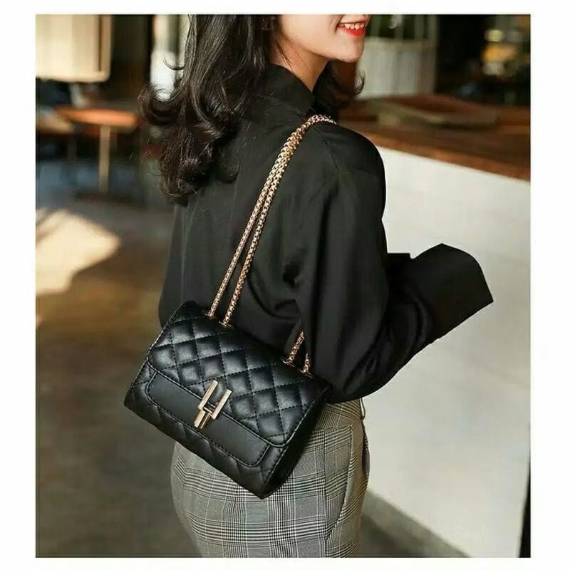 TAS SELEMPANG WANITA AMORA CHELSY EMBOS RANTAI ULIR