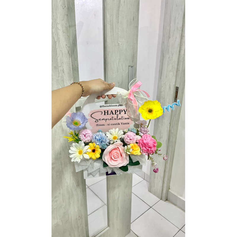 

Flower Box + Packing Kardus | FLORIST BLOOM PEKANBARU | Flower Box PVC | Flower Box Handle | Flower Box Cantik | Flower Box Mini | Buket Wisuda | Buket Pekanbaru | Buket Bunga | Kotak Bunga