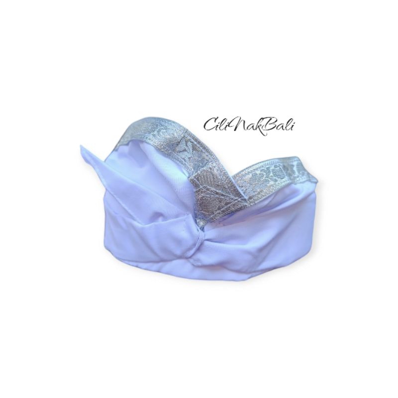 Udeng Bali Jadi Ikat Kepala Pria Putih