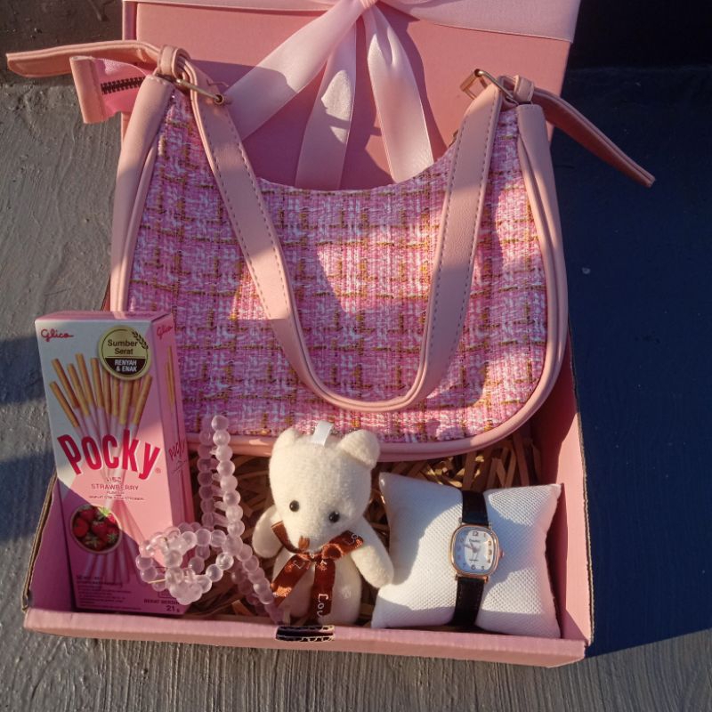 

Kado Pacar / Kado Slingbag Tas Wanita / Giftbox Kado Hadiah Ulang Tahun Cewek Graduation Wisuda