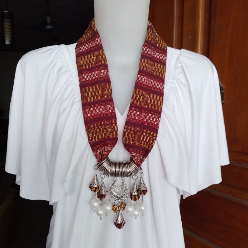 kalung etnik ulos batak