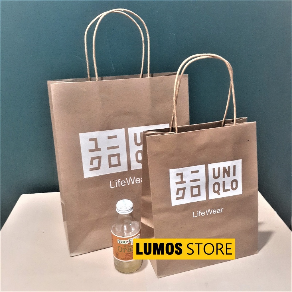 

Paper bag Uniqlo coklat 2 sisi tulisan putih