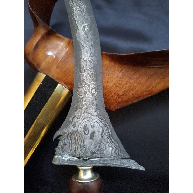 Keris Jangkung Pacar Pamor Wos Wutah
Tangguh Tuban Majapahit
Wingit Bertuah