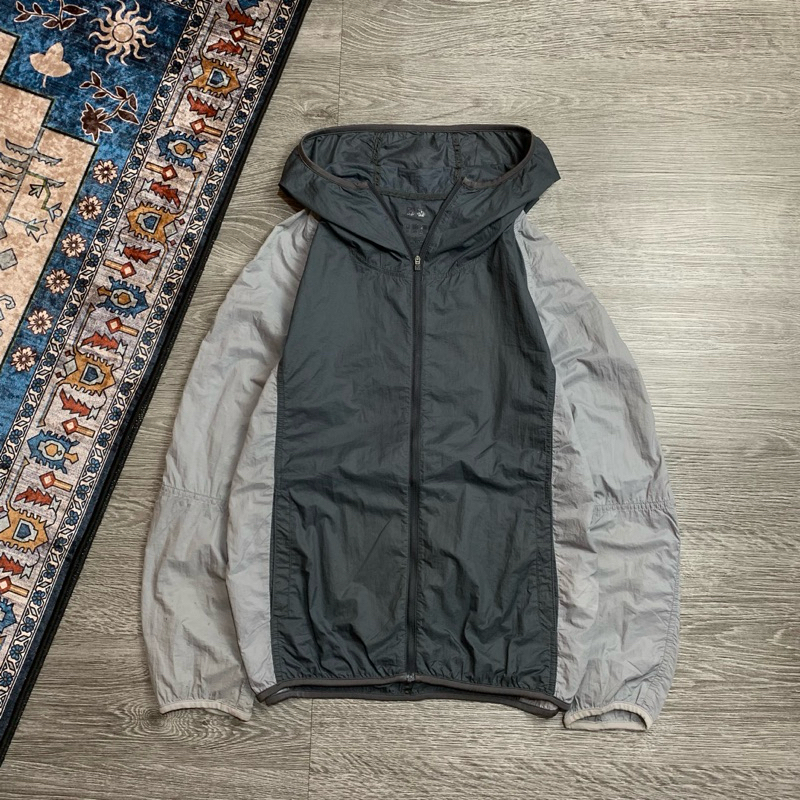 UNIQLO PACKABLE LIGHTWEIGHT JACKET