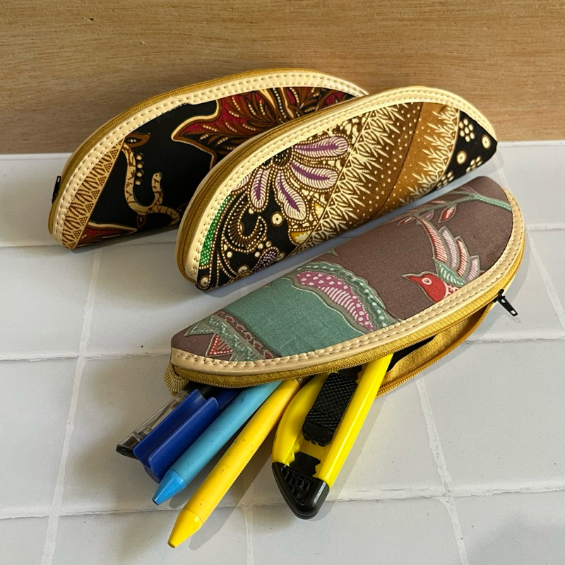 

Tempat Pensil Batik Oval Khas Jogja 1 Kodi (isi 20 pcs) Dompet Souvenir Oleh Oleh Khas Yogyakarta Indonesia