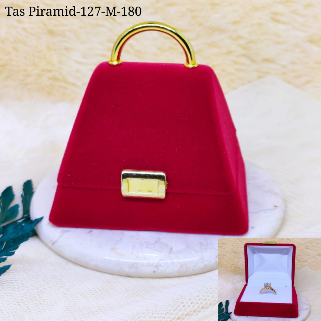 

KOTAK PERHIASAN CINCIN EMAS BLUDRU TAS PIRAMIT BOX CINCIN TEMPAT CINCIN RING BOX-PERNIKAHAN-LAMARAN-WEDDDING-KAWIN-NIKAH
