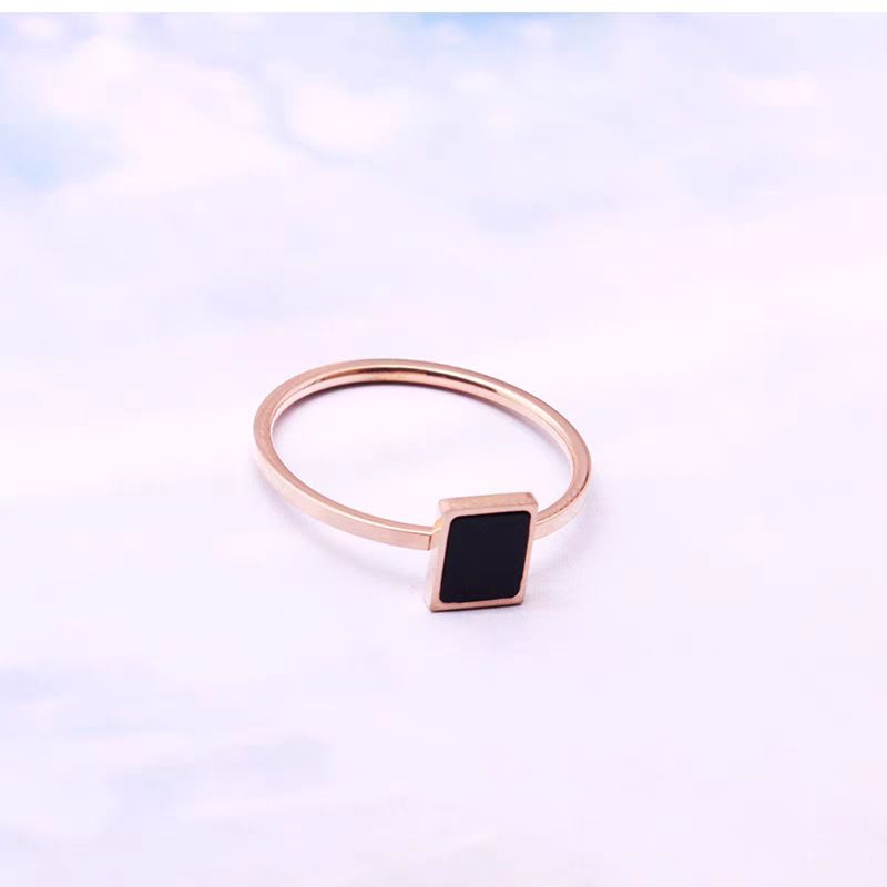 cincin titanium fashion wanita kotak hitam kecil