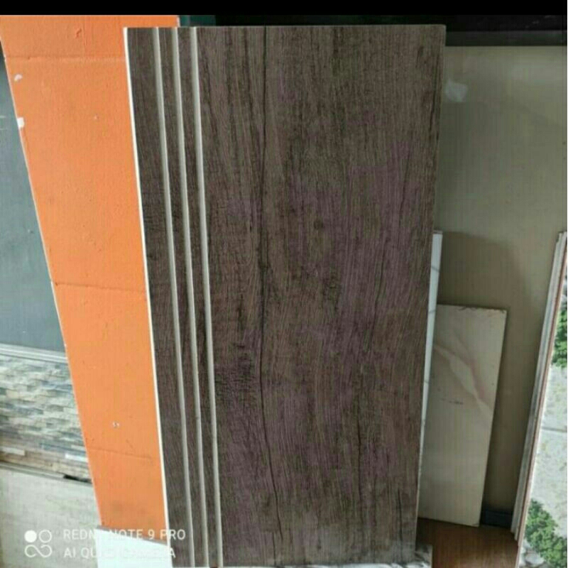 granit pijakan tangga 30x60 motif kayu
