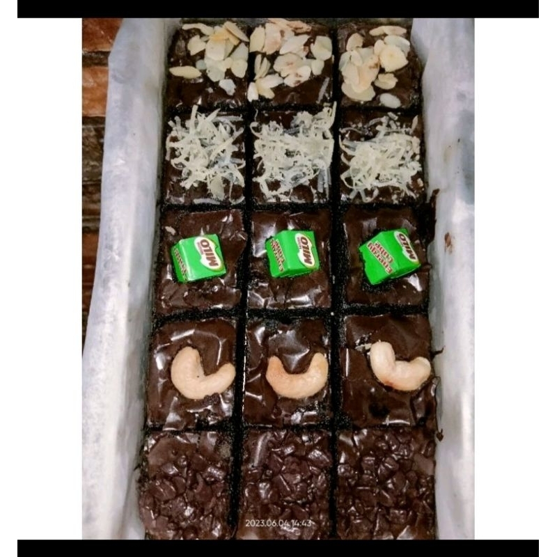 

BROWNIES FUDGY 20*10 (15 sekat)