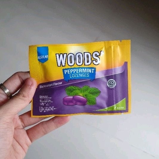 

Woods peppermint lozenges permen mint rasa BLACKCURRANT ( isi 6 )