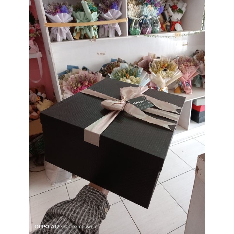 

kotak kado ukuran 35x30x15cm