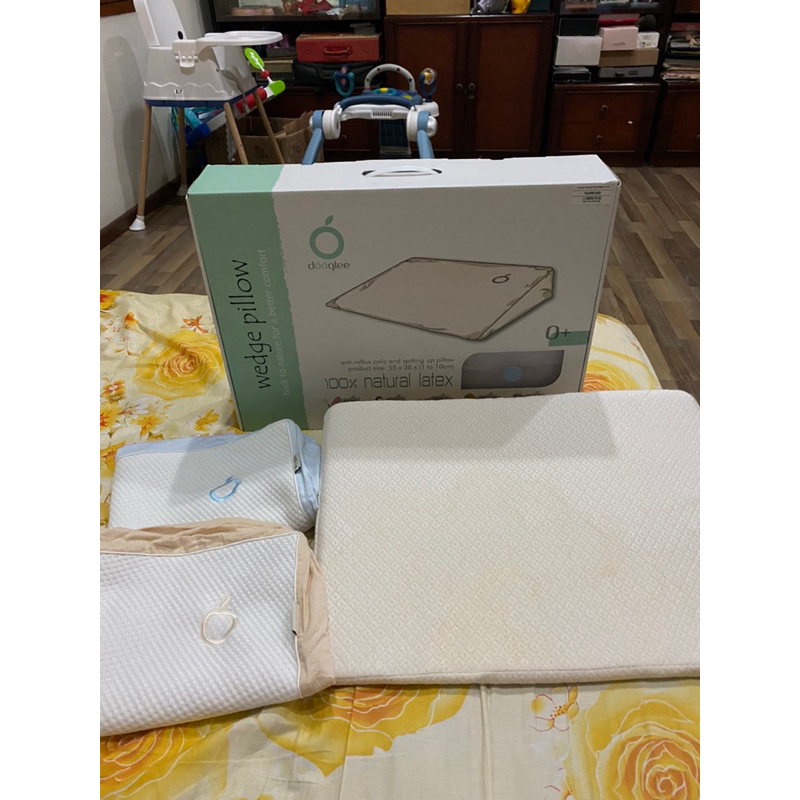 Doogle wedge pillow + 1 extra case preloved