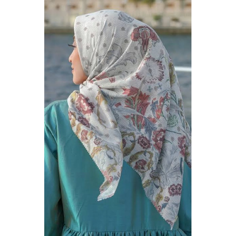 Buttonscarves Royale white second