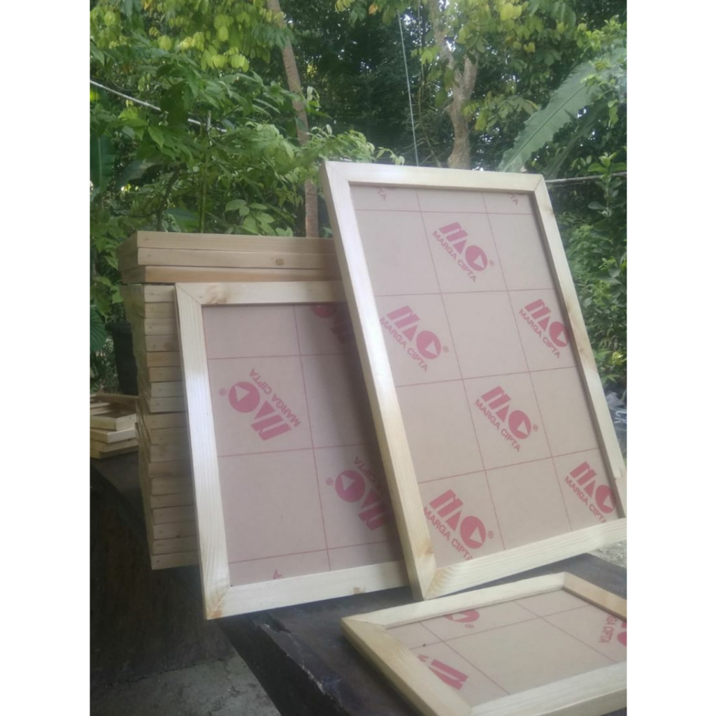 Bingkai kayu jati belanda tanpa kaca ukuran A4