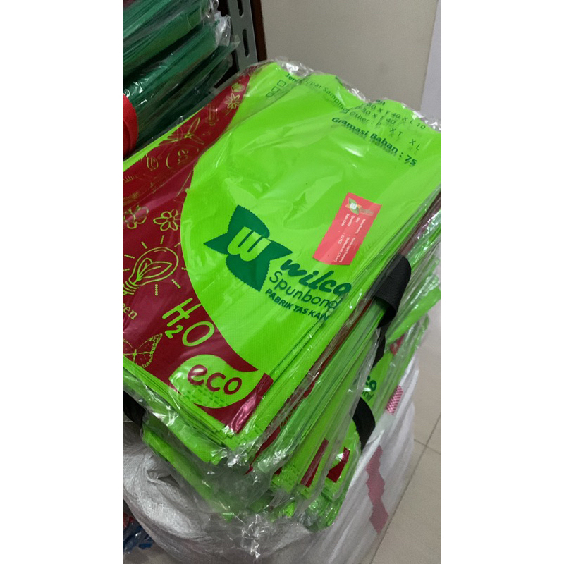 

Goodiebag Spunbond press 30x40 / Tas Press 75gsm / Goodiebag / Tas handle / Tas Spunbond / Tas Press